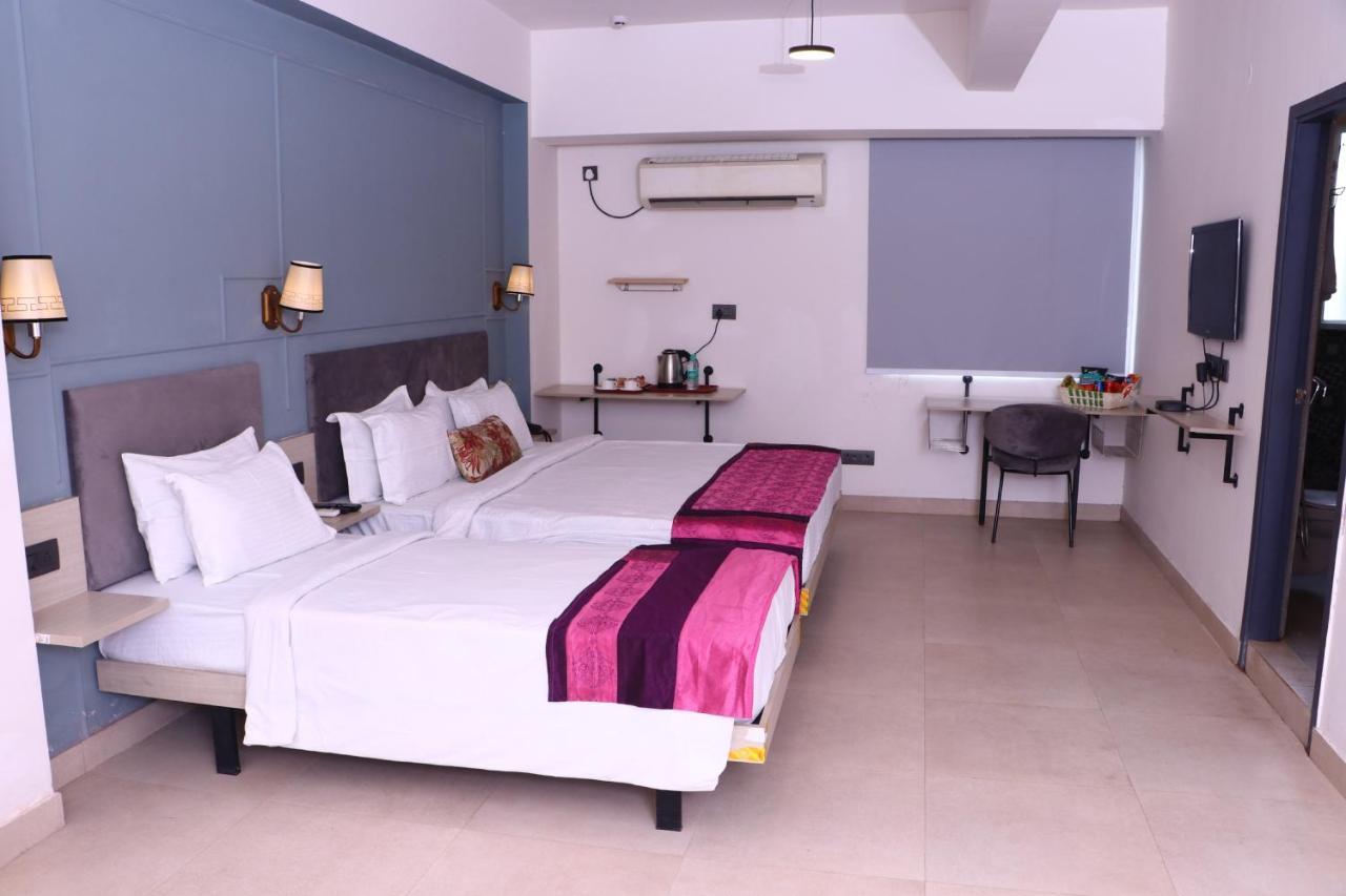 Virohaa Garden Hotel Газиабад Екстериор снимка