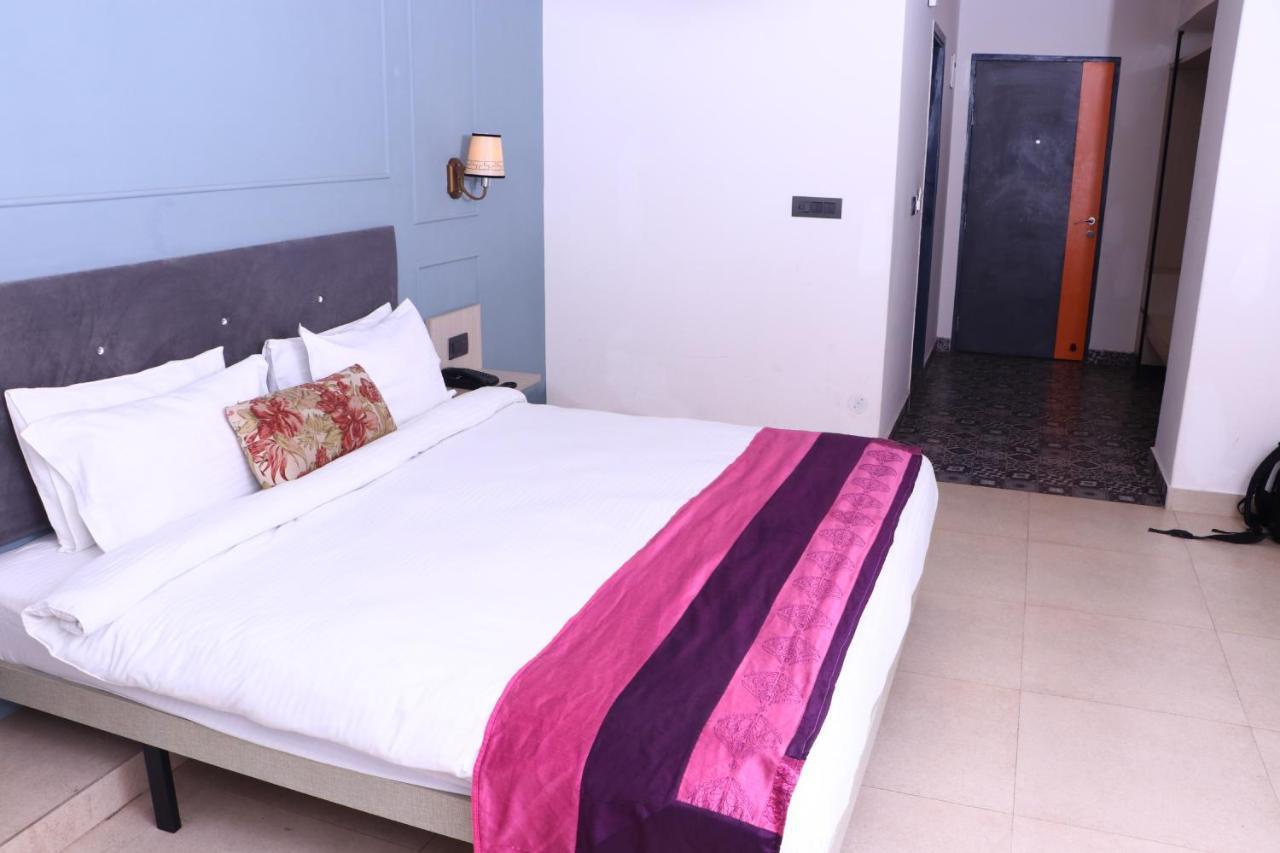Virohaa Garden Hotel Газиабад Екстериор снимка