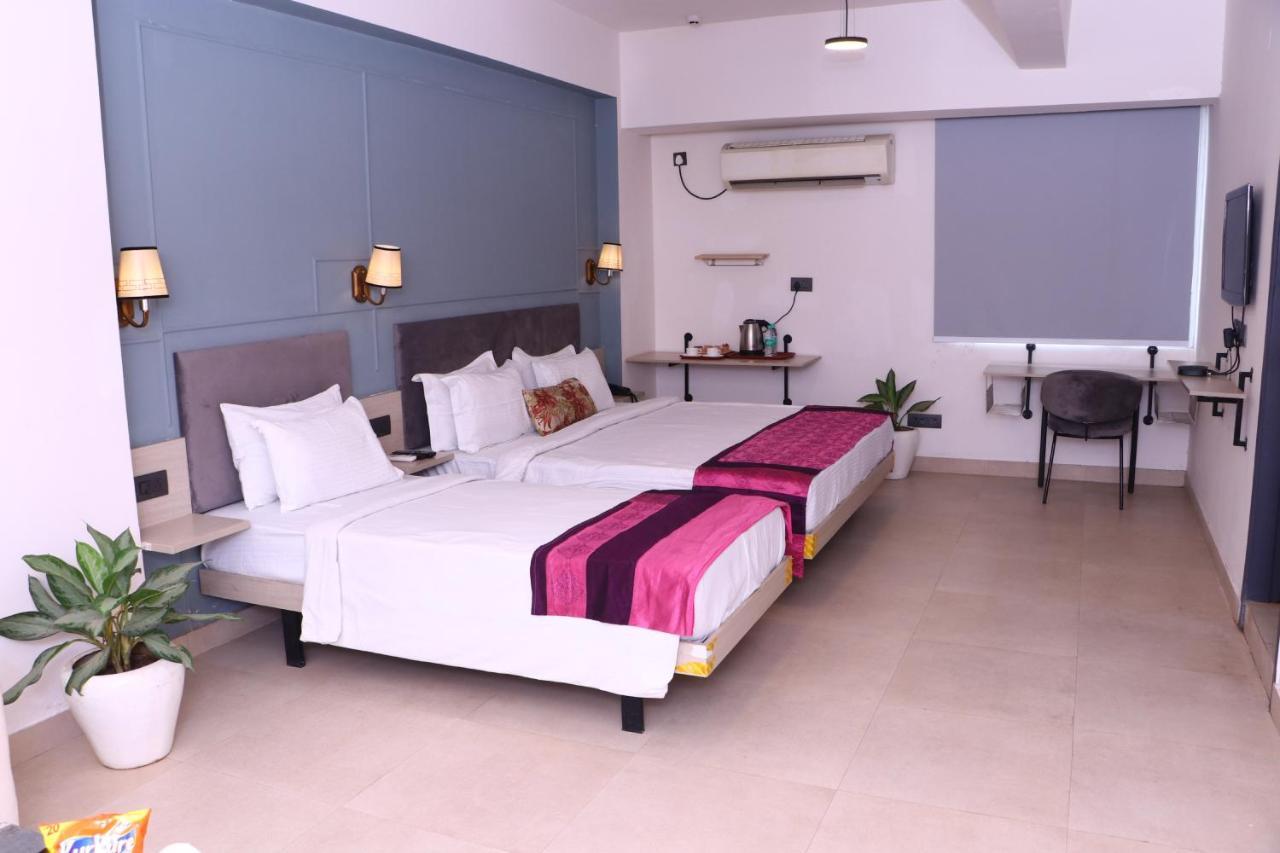 Virohaa Garden Hotel Газиабад Екстериор снимка