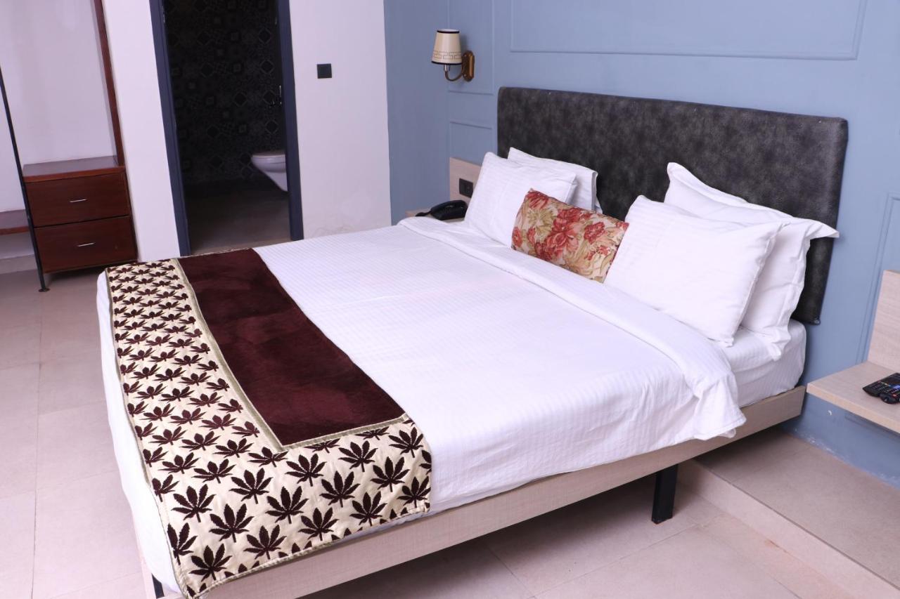 Virohaa Garden Hotel Газиабад Екстериор снимка