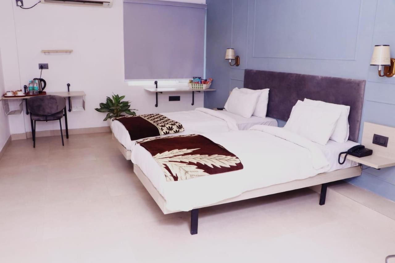 Virohaa Garden Hotel Газиабад Екстериор снимка