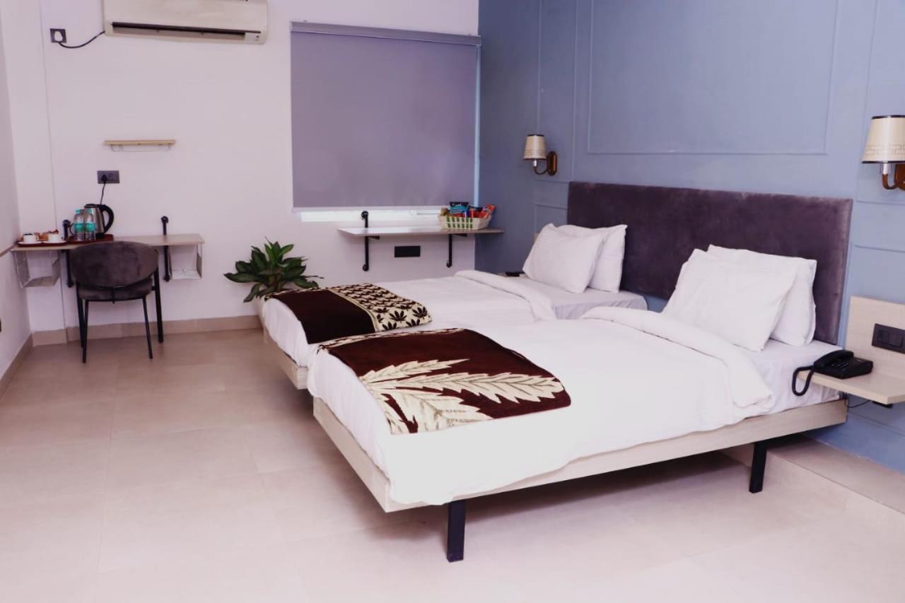 Virohaa Garden Hotel Газиабад Екстериор снимка