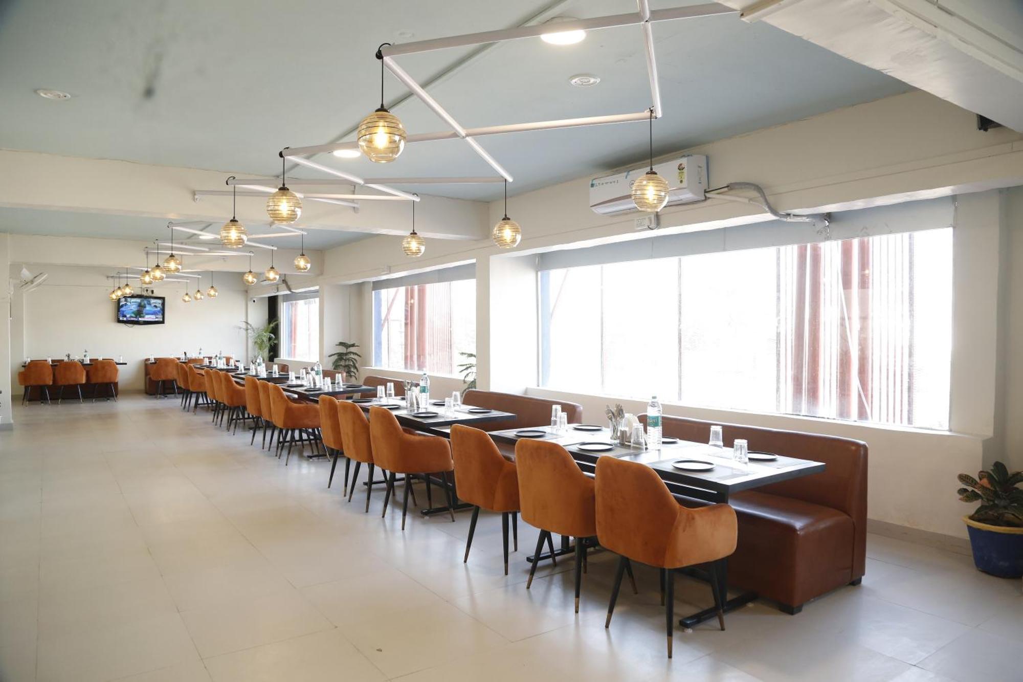 Virohaa Garden Hotel Газиабад Екстериор снимка