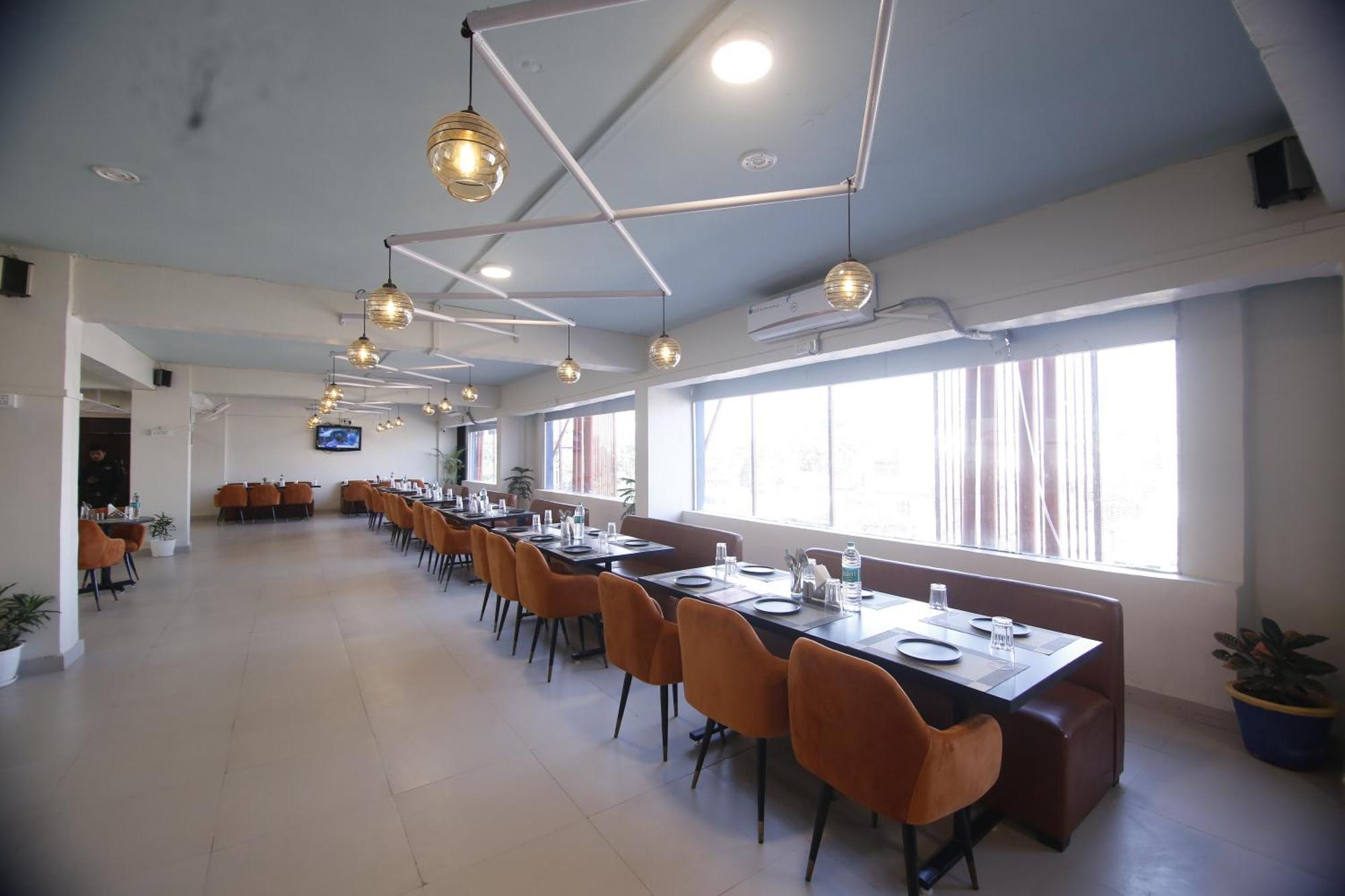 Virohaa Garden Hotel Газиабад Екстериор снимка
