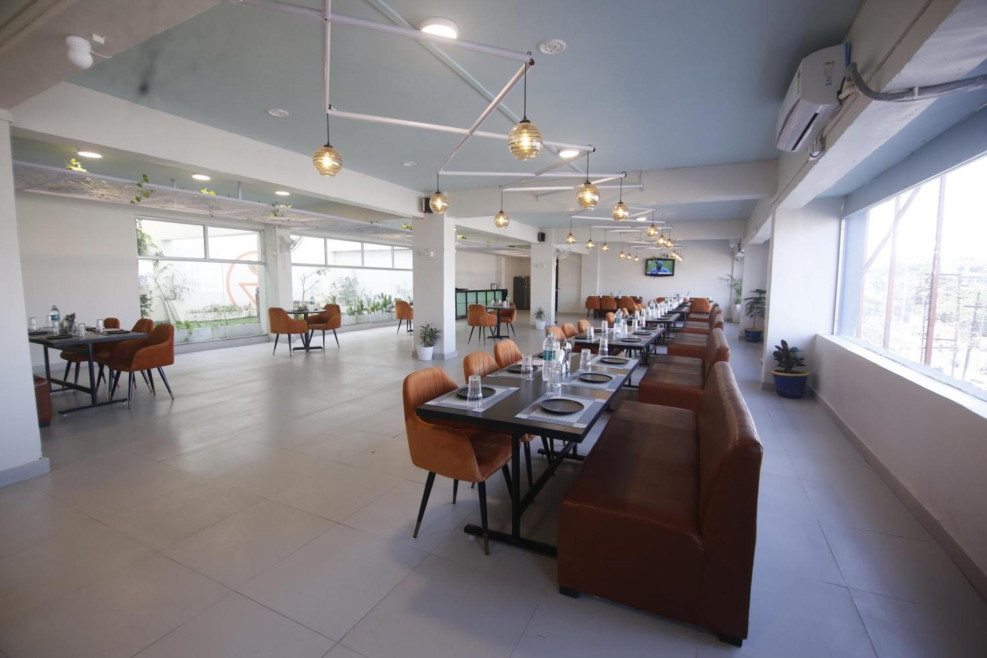 Virohaa Garden Hotel Газиабад Екстериор снимка
