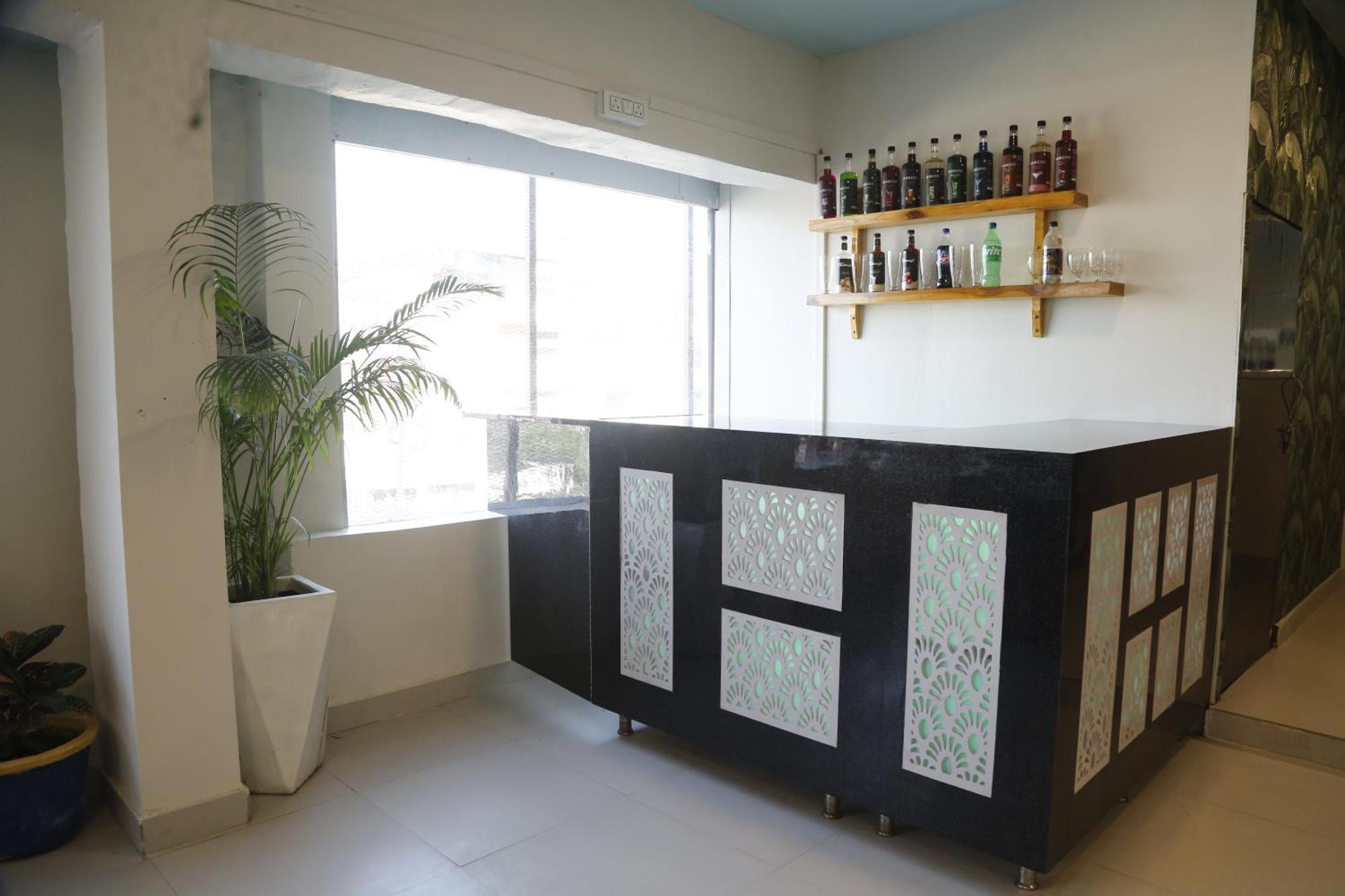 Virohaa Garden Hotel Газиабад Екстериор снимка
