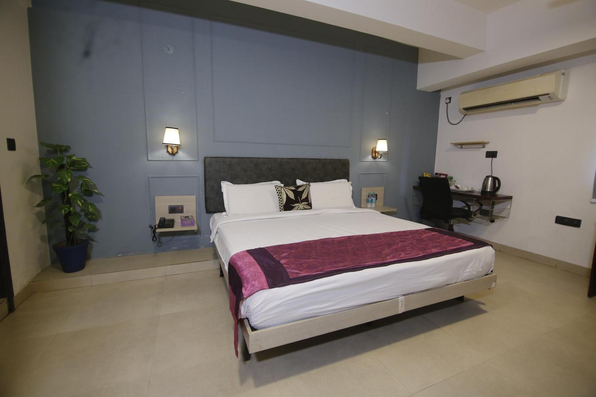 Virohaa Garden Hotel Газиабад Екстериор снимка